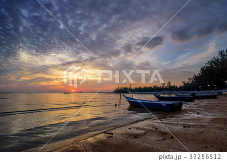 Sunset with fishing boat at the beach 33256512