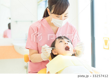歯科 歯科衛生士 歯科医 女性 子どもの写真素材