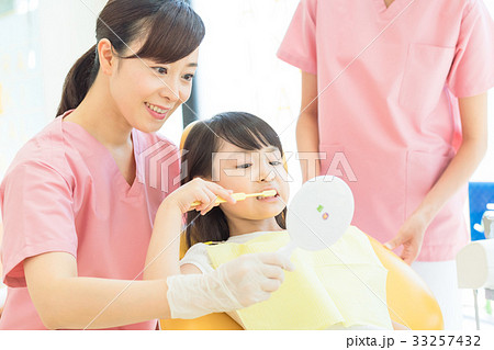 歯科 歯科衛生士 歯科医 女性 歯みがき指導 子どもの写真素材