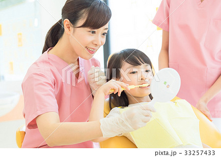 歯科、歯科衛生士、歯科医、女性、歯みがき指導、子ども 33257433