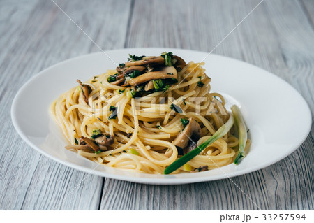 Spaghetti with mushrooms and onions 33257594