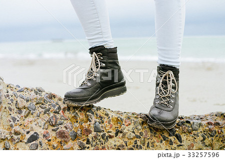 Female feet in jeans and winter boots 33257596