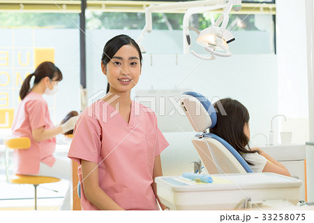 若い女性 歯科衛生士 歯科助手 歯科 治療の写真素材