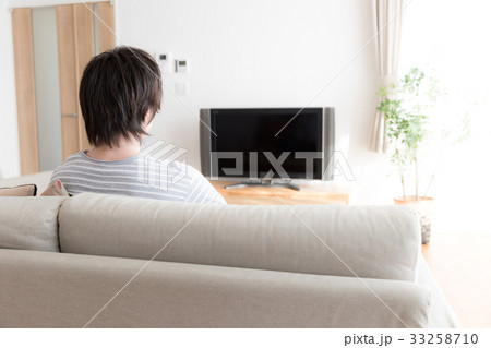 リビングでTVを見る男性 33258710