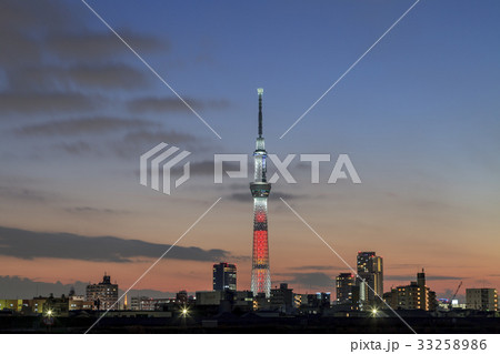 夕暮れの東京スカイツリー　キャンドルツリー特別ライトアップ 33258986