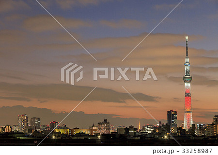 夕暮れの東京スカイツリー キャンドルツリー特別ライトアップ 夕暮れの東京スカイツリー キャンドルツリー特別ライトアップ 33258987