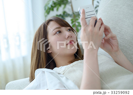 若い主婦　ライフスタイル　スマホ 33259092
