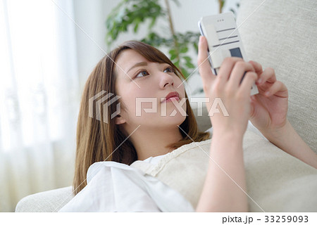 若い主婦　ライフスタイル　スマホ 33259093