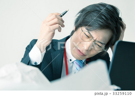 悩むビジネスマン 33259110