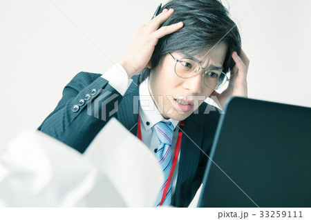 悩むビジネスマン 33259111