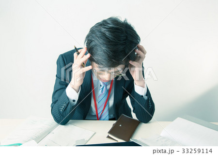 悩むビジネスマン 33259114