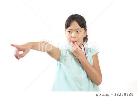 ホイッスルを吹く小学生 ホイッスルを吹く小学生 33259239