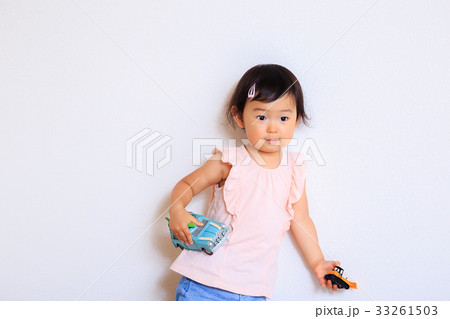 屋内で遊ぶかわいい子供 屋内で遊ぶかわいい子供 33261503