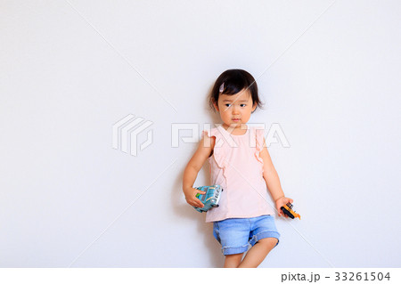 屋内で遊ぶかわいい子供 屋内で遊ぶかわいい子供 33261504