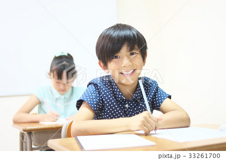 勉強する小学生 33261700