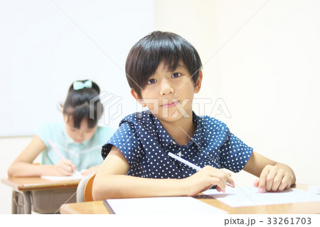 勉強する小学生 勉強する小学生 33261703
