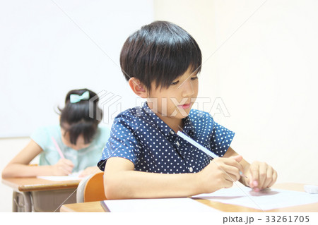 勉強する小学生 33261705