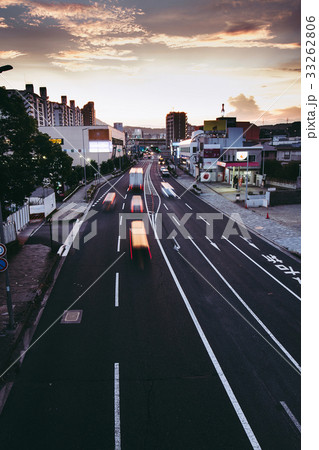夕焼けと道路 33262806