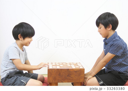 将棋をさす小学生 将棋をさす小学生 33263380