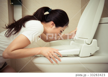 closeup of young pretty woman vomiting into toilet 33263423