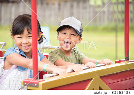 乗り物に乗る子供 33263488