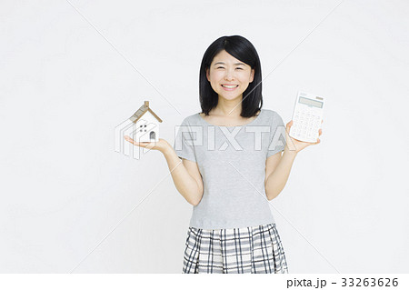 家と電卓を持つ女性 家と電卓を持つ女性 33263626