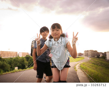 家路につく小学生 家路につく小学生 33263712