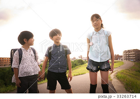 家路につく小学生 家路につく小学生 33263714