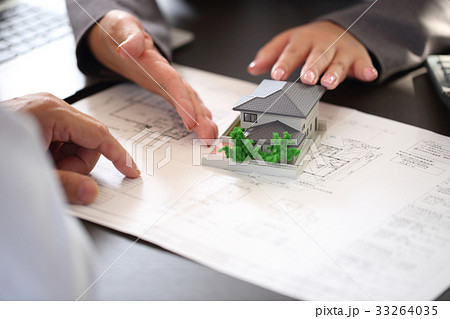 図面を見て打合せする手元 図面を見て打合せする手元 33264035