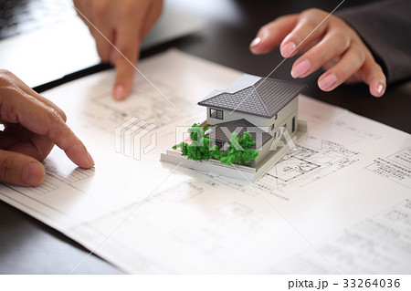 図面を見て打合せする手元 33264036