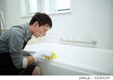 主夫 (掃除 家事 仕事 風呂場 家 30代 男性 パパ スポンジ 家電 住宅 エプロン 清潔) 33264205