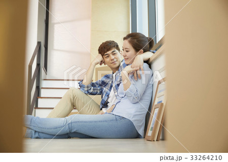 よりかかる 手を引く 手をにぎる 33264210