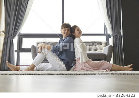 後ろ向き 背を向け合う そむける 33264222