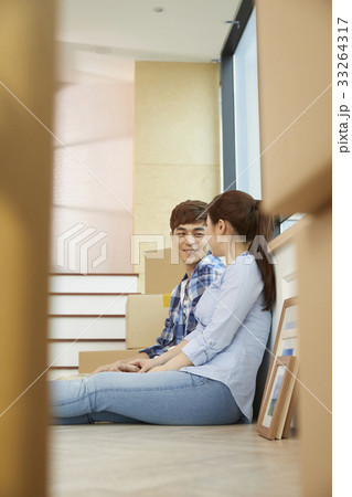 座る カップル 幸せ 33264317