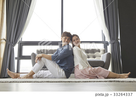 後ろ向き 背を向け合う そむける 33264337