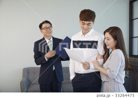 見下ろす 見おろす 笑顔 33264475