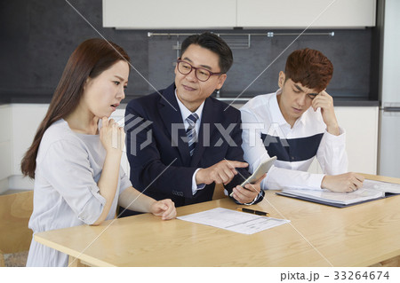 感情 下を向く 男 33264674