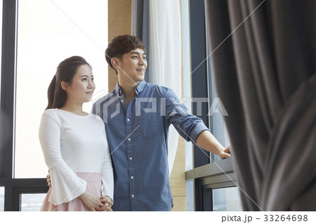 眺める  外を見る 夫婦 33264698