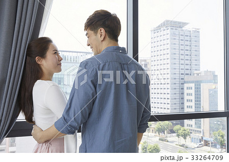 見開き 対面 向き合う 33264709