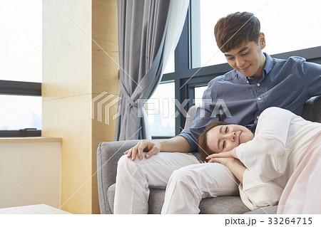 下を向く 喜び うれしさ 33264715