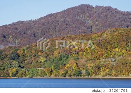 錦秋の桧原湖 33264791