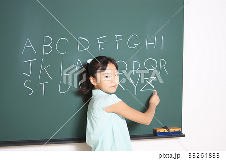 黒板にアルファベットを書く小学生 33264833