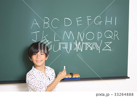 黒板にアルファベットを書く小学生 黒板にアルファベットを書く小学生 33264888
