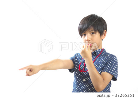 ホイッスルを吹く小学生　男子 33265251