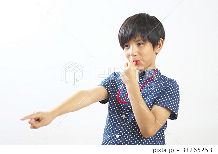 ホイッスルを吹く小学生 男子 ホイッスルを吹く小学生 男子 33265253