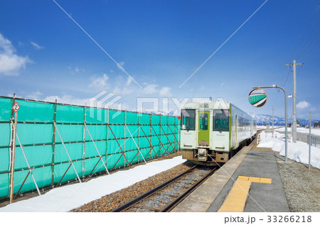 山形 Jr米坂線 犬川駅でのキハ110系の写真素材