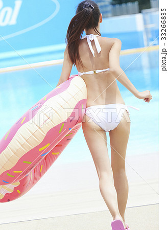 プール リゾート ビキニ 浮き輪を持つ女性の写真素材