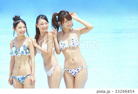 プール リゾート ビキニ 女友達 の写真素材