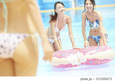 プール　リゾート　ビキニ　浮き輪　女性 33266872