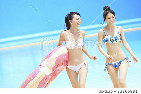 プール　リゾート　ビキニ　浮き輪を持つ女性 33266881